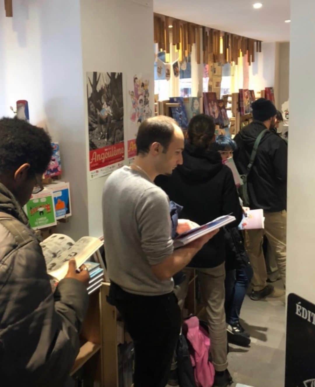 江口寿史のインスタグラム：「The last autograph session in Paris was at bookstore Bulle en vrac.」