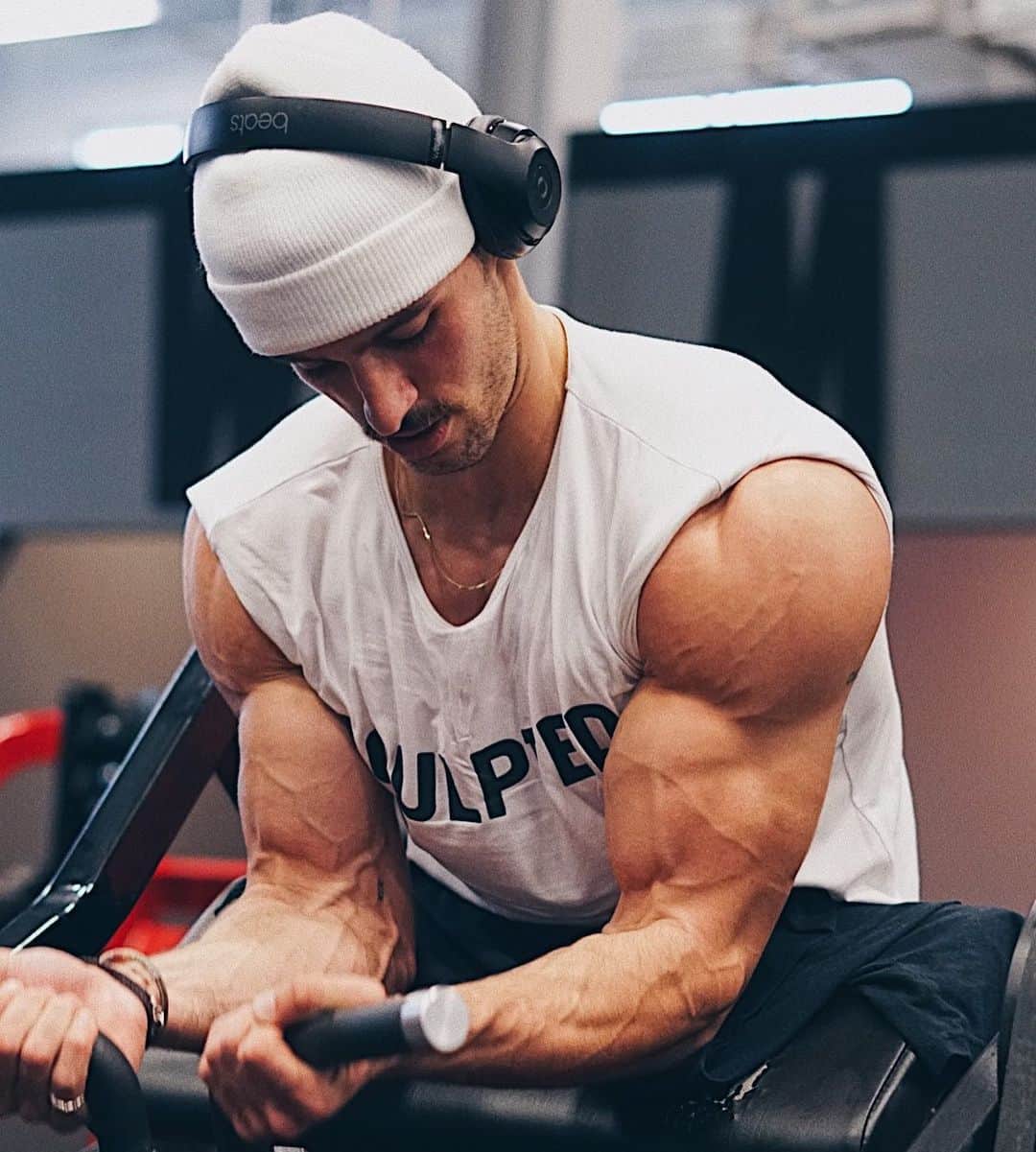 Steven Kellyのインスタグラム：「Back on the East Coast! Mustache is coming in hot, muscles are growing a tad bigger, and I’m feeling the most myself that I’ve felt in a long time」