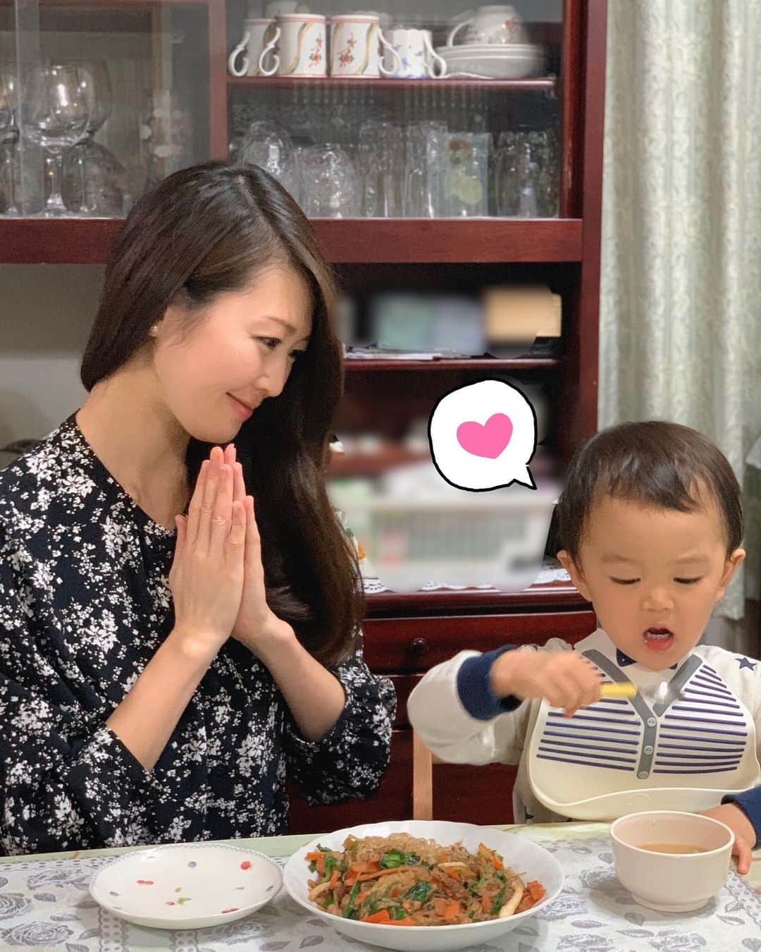 花田浩菜のインスタグラム：「『いただきまーしゅ！』をした瞬間、​ 待てずに食べ始める食いしん坊な息子😂🙌​ .​ この日の夕飯のメインは、​ 最近なんでもお手伝いしたがる息子に春雨を戻すお手伝いをしてもらったプルコギチャプチェ💕​ 自分でお手伝いしたからより美味しかったみたいです✨😋　​ .​ .​ このプルコギチャプチェは#ロピック というサービスを使って頼んだミールキット。​ 3枚目のように具材が予め切られていて、春雨を戻して具材を炒めるだけ！なので、子供もお手伝いしてくれ易く、あとはママが炒めたらもう完成〜🙌❤​ 10分もかからずとーっても簡単にできちゃうんです😊​ ロピックは朝8時までにアプリで注文しておけば、最短で当日の14時以降に近くのローソンで商品が受け取れちゃう便利なサービス❤忙しいママも帰りにローソンに寄って帰ってすぐご飯ができるのは嬉しい限り！​ .​ .​ ちなみに、ミールキットだけでなく​ 足りない食材や、#成城石井 のスイーツなども送料・手数料なしで注文できるそうですよ😊​ .​ .​ この日のメインのプルコギチャプチェのミールキットは、ロピックを初めて利用される方限定で無料体験ができるプロモーションを実施しています💕​ 🍽プロモーションコード→「iiad0048」🍽​ .​ 東京・神奈川・千葉の一部ローソン店舗で取り扱っているので対象店舗がお近くにある方は是非試してみてくださいね😊✨​ .​ .​ #ロピック​ #ローソンフレッシュピック​ #PR​ #ミールキット #キッチント #ワーキングママ #働くママ #時短 #無料体験 #ロピる #チャプチェ #育児 #2児ママ #赤ちゃんのいる生活 #男の子ママ #女の子ママ #時短料理 #おうちごはん #2歳差兄妹 #2歳 #2歳4ヶ月 #お手伝い #親子 #親子クッキング #ig_oyabakabu #happy #happydays​」
