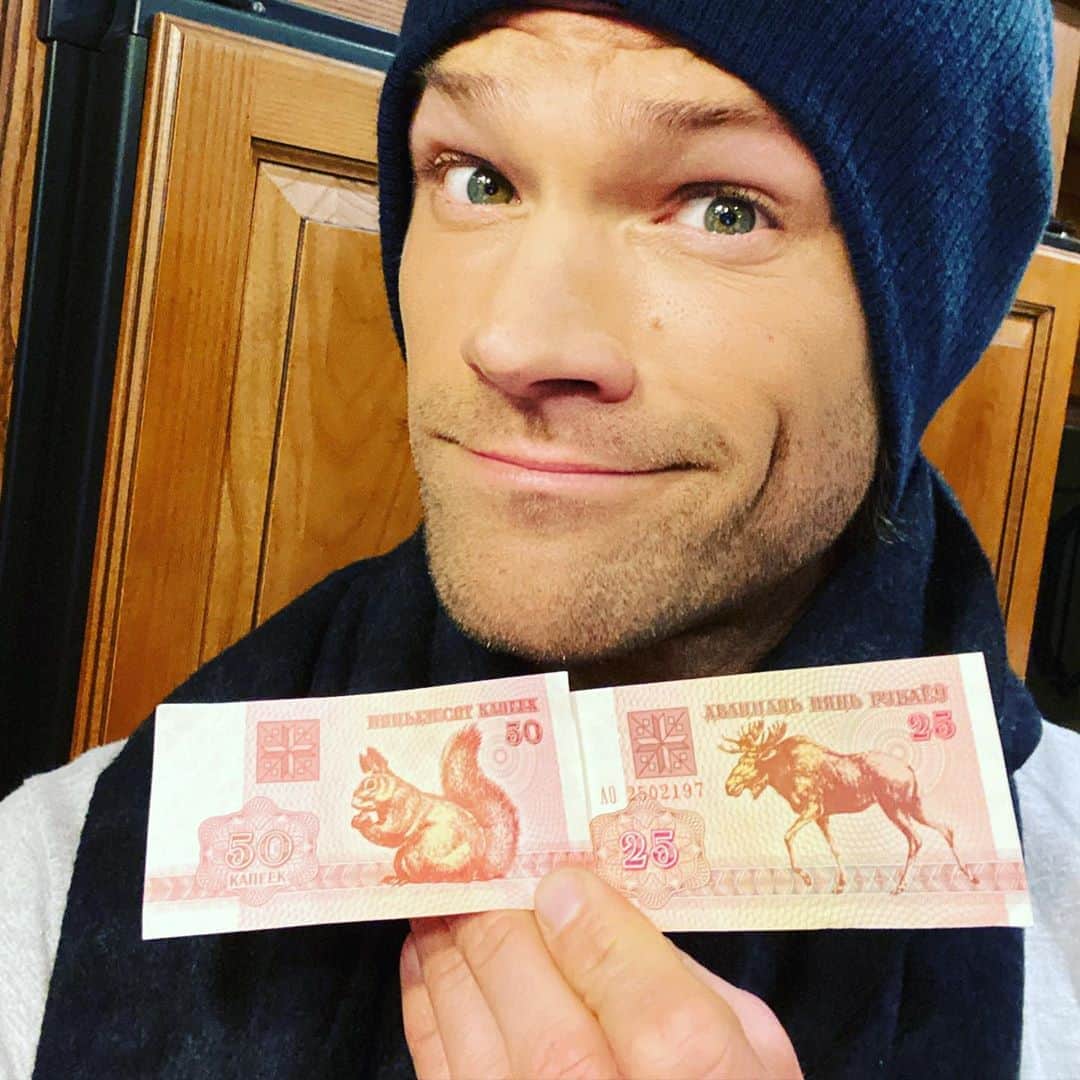 ジャレッド・パダレッキのインスタグラム：「Now that I see there won’t be any serious repercussions, I’d like to publicly thank the country of #Belarus for colluding with me on the design of their official currency...I’d say we had a perfect phone call. (Except, the MOOSE was supposed to be worth more!! 🤬) #TooSoon? #OhWell #SPNFamily #Supernatural #impeachment #mooseandsquirrel」
