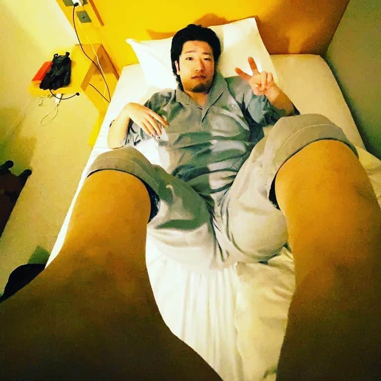 総長ウララのインスタグラム：「自撮り棒ないから、自撮り足  #結構ムズイんよ！ #両足で挟んで10秒タイマー #総長ウララ #札幌 #北海道 #旅行２日目」