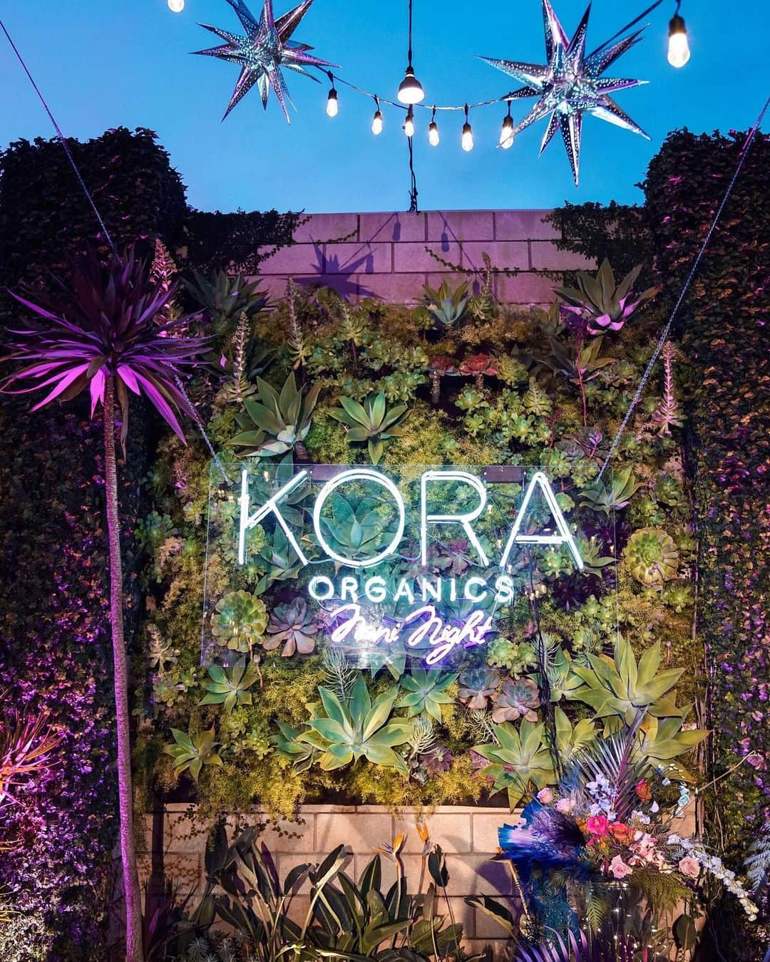 ミランダ・カーさんのインスタグラム写真 - (ミランダ・カーInstagram)「Still dreaming about our @koraorganics Noni Night launch party ✨ Special thanks to @veindesignla and @thekitchenforexploringfoods for making my celestial Noni Night dreams come to life. You guys are the best! ✨」2月6日 9時20分 - mirandakerr