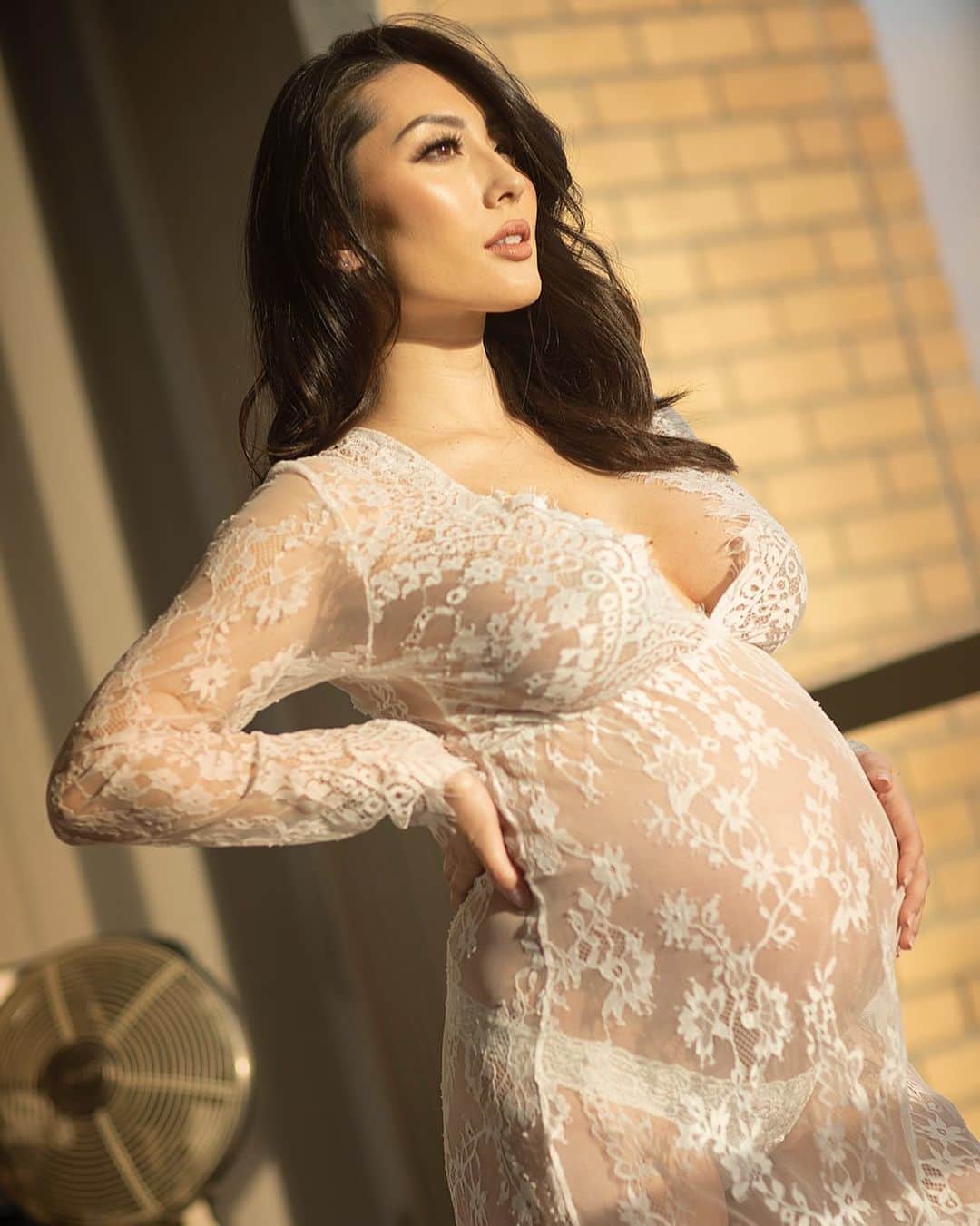 MayaTのインスタグラム：「When I was patiently waiting for her to arrive🤰🏻💕 #33weekspregnant  Photo by @thethirdsequence  #newmom #momlife #maternityphotography #pregnant」