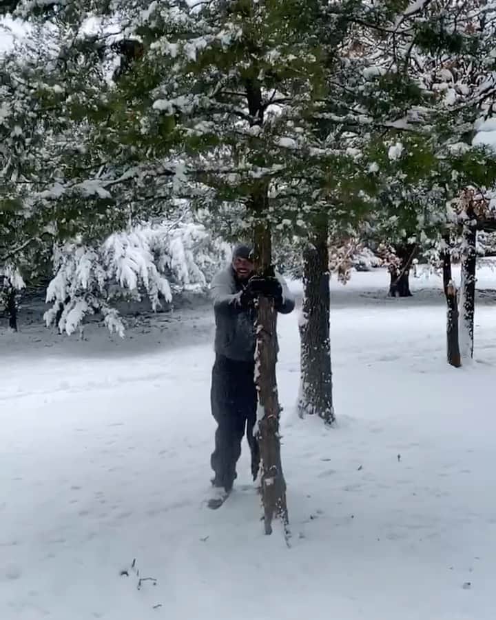 ヒンダーのインスタグラム：「It's a SNOW DAY ❄️ in Oklahoma!」