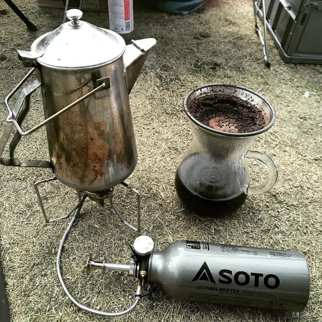 井手大介のインスタグラム：「寒いキャンプの朝の珈琲は格別。 Hot coffee at freezing camp morning. #camping #coffee」