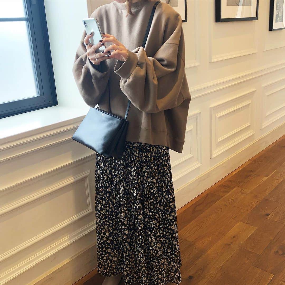 sayasu__さんのインスタグラム写真 - (sayasu__Instagram)「・ 2020.2.6 ・ 昨日の1人version・ ・ ・ 写真撮ってるところ らんちゃんが撮ってくれてた😂❤️ ・ ・ #zara#ザラ#unitedarrows#ユナイテッドアローズ #ビューティーアンドユース#beautyand youth #celine#セリーヌ#セリーヌトリオ ・ ・」2月6日 9時35分 - sayasu__
