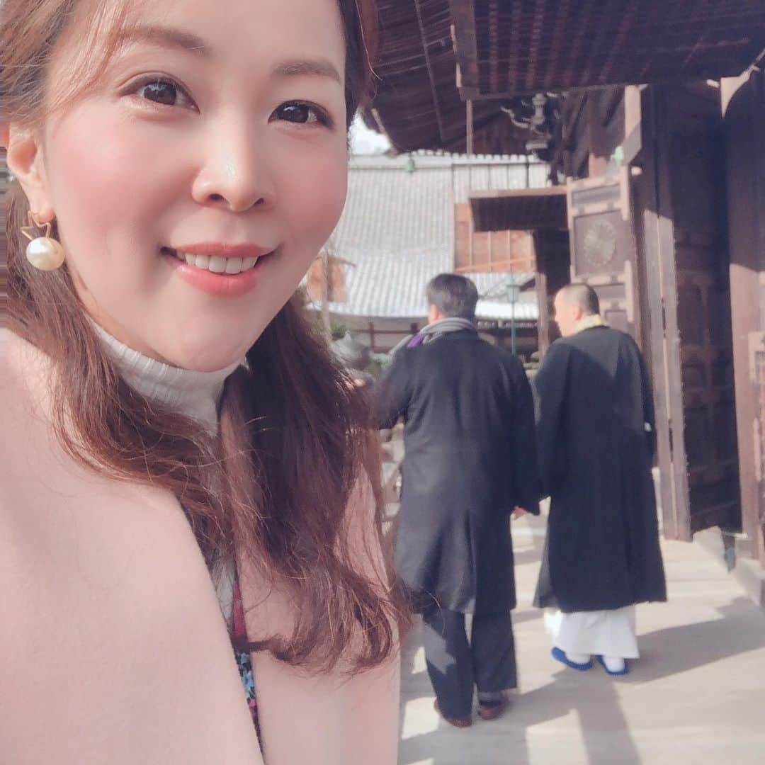 藤井日菜子のインスタグラム：「今日はきらめき大津のロケです。 まずは、西教寺さんにてお話を聞きましたこれから 坐禅体験を させて貰いますねん(^-^) ありがたや🙏  #きらめき大津  #KBS京都 #西教寺 #大津市観光協会 #明智光秀ゆかりの寺」