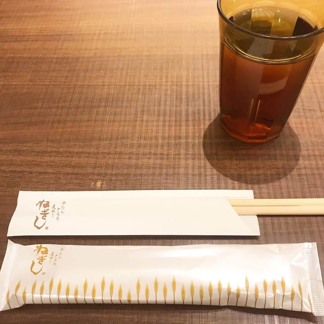 takuma watanabeのインスタグラム：「#ねぎし #とろろ #たん #スープ #漬け物 #辛味噌 #麦飯 #🤤 #🖤」