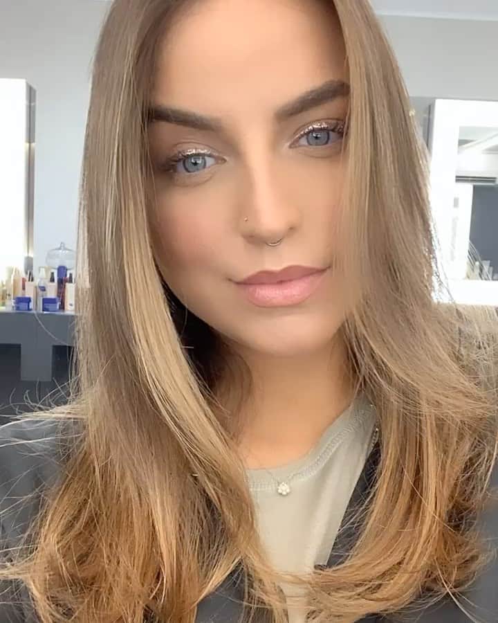 Bruna Unzuetaのインスタグラム：「Senti que precisava mudar e tcharammm...a nova lôra do tchann e com cabelo mais curtin! @aprigiotiago arrasa demais na cor 🤍 e a @isadora.bonadio na makeee」