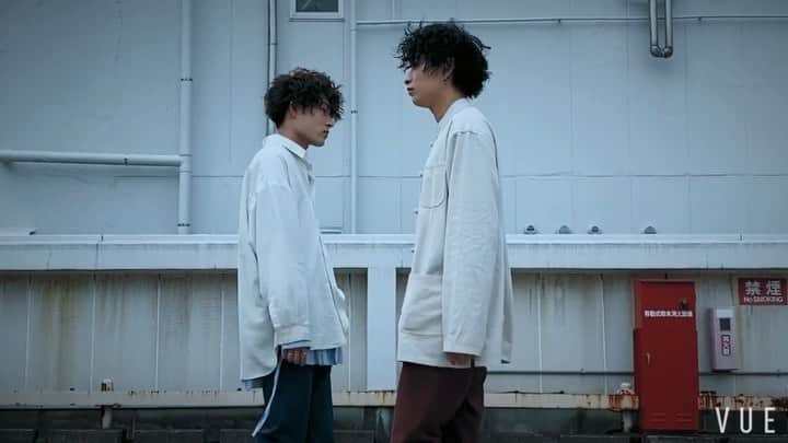 上野一稀のインスタグラム：「双子なのかもしれない。 ・ ・ オレたち一年以上前からの仲です笑 ・ ・ ・ ・ #双子 #双子コーデ #シミラールック #シミラールックディズニー #ペアルック #ペアルックディズニー #チャイナ #チャイナ服 #いちひょん #wrangler #フレアパンツ #サロンモデル #メンズサロンモデル #俳優 #モデル #ファッションショー #メンズファッション #白コーデ #パーマスタイル #映画 #ドラマ #ミュージックビデオ #プロモーションビデオ」
