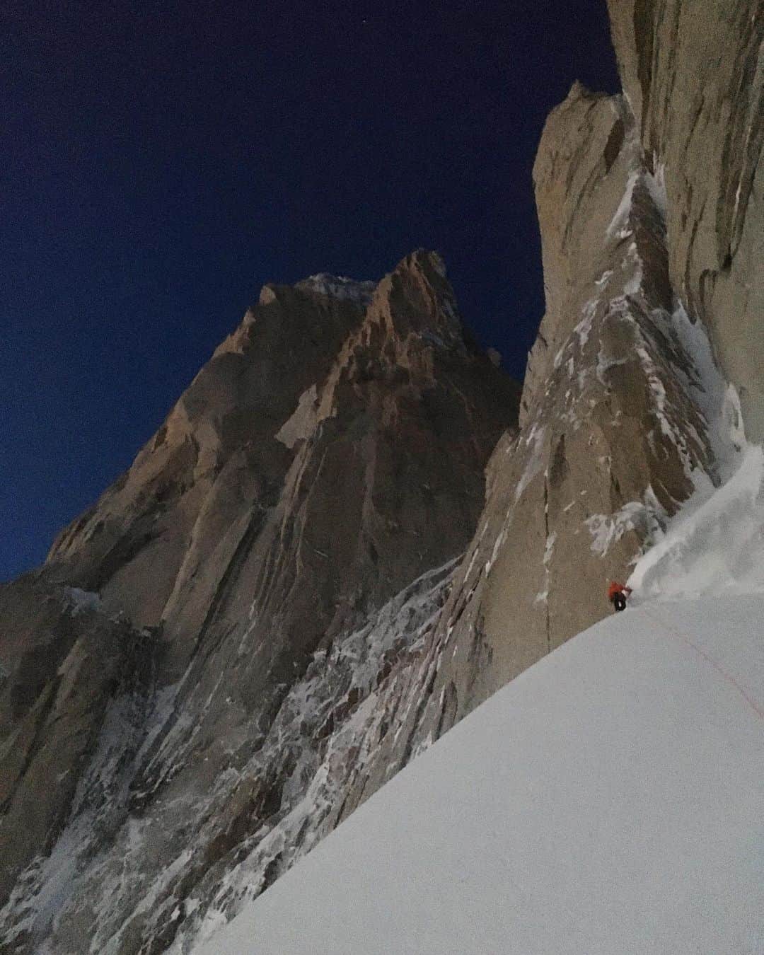 アレックス・オノルドのインスタグラム：「Back in Patagonia with the one and only @colinhaley1!! We had an exciting excursion on the glacier today - Fitz Roy is visible behind him in pre-dawn light. We didn’t wind up climbing much but had a good time overall. And there’s a good forecast, so hopefully more climbing in store.」