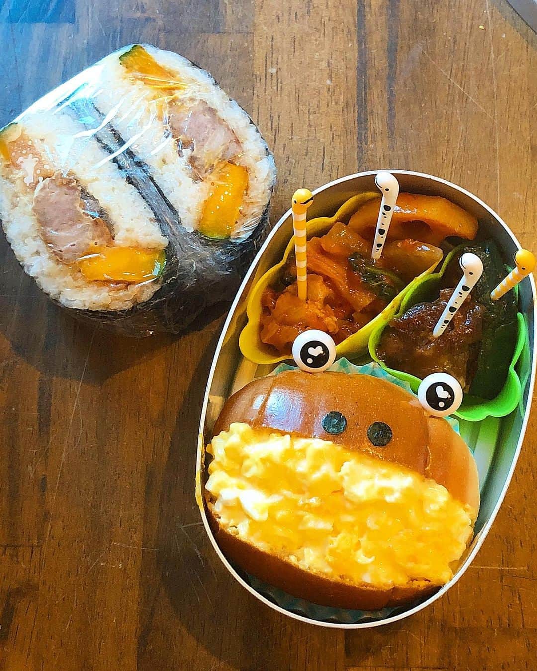のインスタグラム：「【カエル弁当です！】﻿ ﻿ ﻿ ﻿ お早うございます😋😋😋﻿ ﻿ ﻿ ﻿ ﻿ ﻿ タマゴサンド弁当にしよう！！おめめのピックがあるから、楽チン❤️❤️❤️﻿ ﻿ ﻿ ﻿ ﻿ ﻿ 中3のはる兄は夕方にお腹が空くので、昨日の残りのおかずでスペアリブ風のおにぎらずにしました😁杏ちゃんいかがですか❓﻿ ﻿ ﻿ ﻿ ﻿ ﻿ ﻿ ﻿ 杏ちゃん「なんで？」ってさ。泣くほどの弁当？ ﻿ ﻿ ﻿ ﻿ ﻿ ﻿ ﻿ ﻿ ﻿ ﻿ ﻿ すると、杏ちゃん「はなをたべたらかわいくなる。」ってさ。﻿ ﻿ ﻿ ﻿ ﻿ ﻿ ﻿ ﻿ ﻿確かに可愛い😳😳😳杏ちゃん、センスある😆😆😆 ﻿ ﻿ ﻿ ﻿ #みきママ #お弁当 #幼稚園弁当  #キャラ弁 #カエル #obento #onigiri」