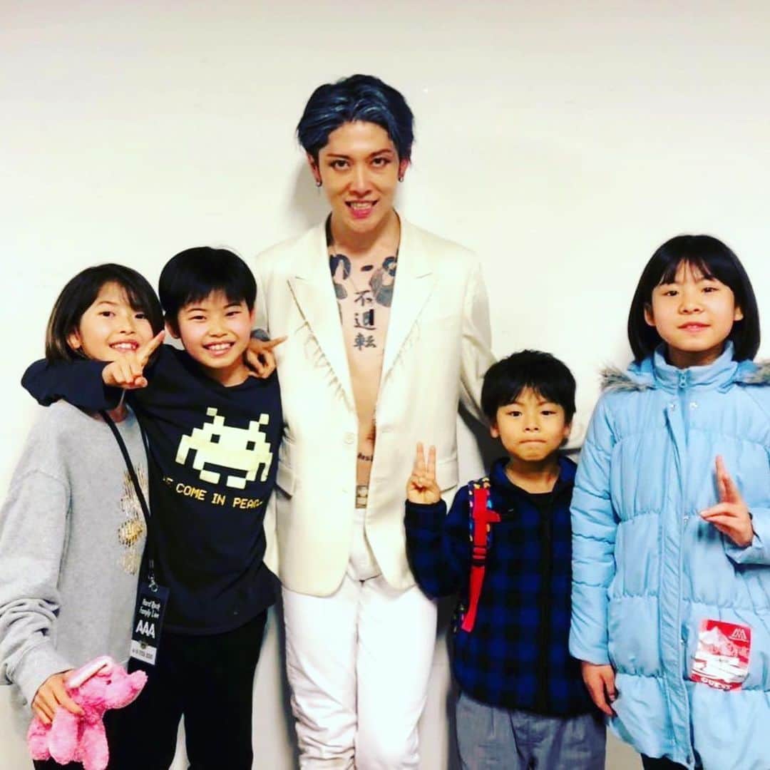 雅-MIYAVI-さんのインスタグラム写真 - (雅-MIYAVI-Instagram)「Kids are genius!!!! 💫💫Was sweet seeing you too Yoyoka Chan! Looking forward to rocking with you in the near future;) よよかちゃん、来てくれてありがとう！またいつか是非セッションしようね👍🏻👍🏻☺️💯🎸🥁💥💥 #Repost @yoyoka_drums I was delighted to meet MIYAVI again😃Your show was great❣️ Next time, let's play together on the same stage🥁🎸‬﻿ ﻿ ‪「Hard Rock Family Live」札幌。MIYAVIさんのライブを観に行きました❗️超カッコ良かったです🎸‬﻿ ‪家族の皆さんにも会えてよかった😋‬﻿ ‪今度は同じステージで🥁🎸‬﻿ ﻿ そしてBOBOさーん❗️ 会いたかったです⭐️﻿ と思ったら、BOBOさんも会いたかったと言ってくれて本当に嬉しかった😃﻿ ﻿ 今度はツインドラムでセッションもしましょう🥁🥁﻿ 写真撮る時の顔がとても面白かった😄﻿ ﻿ ライブもとてもカッコ良かったです♫バスドラとフロアタムがとてもいい音でした。﻿ ﻿ #miyavi  #yoyoka  #bobo」2月6日 9時51分 - miyavi_ishihara