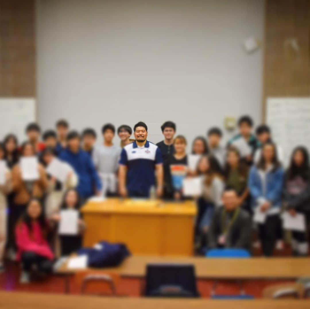 畠山健介さんのインスタグラム写真 - (畠山健介Instagram)「先週末、ボストン日本語学校で講演させて頂きました！講演とかはコッチではないと思ってたけど、貴重な時間となりました！資料は慌てて作成💦色々な10代の子達がいて、とても緊張しました。  #ラグビー #rugby #Boston #ボストン #NewEngland #FreeJacks  #ニューイングランド #フリージャックス #MLR #MajorLeagueRugby #メジャーリーグラグビー  #LETSRIDE #IntoTheWoods #FreeJacks2020 #LightTheWay #渡米後の活動報告 #家ありハタケのボストンライフ #本物 #ボストン日本語学校 #10代 #Teenager #日本語いっぱい話せた #早口 #緊張 #最後の写真はもはや犯人」2月6日 10時02分 - hatake03