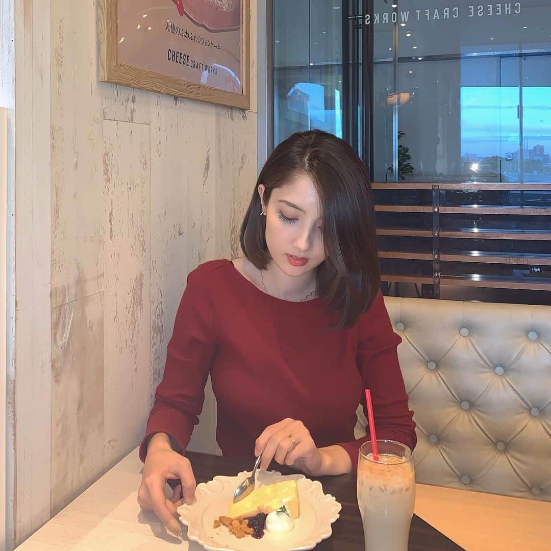 クリスティー麻里子さんのインスタグラム写真 - (クリスティー麻里子Instagram)「🧀ケーキ美味しかった♡最近毎日甘いモノ食べないとやっていけない…😂笑 #スイーツ #エメンタールチーズケーキ」2月6日 9時55分 - christymariko