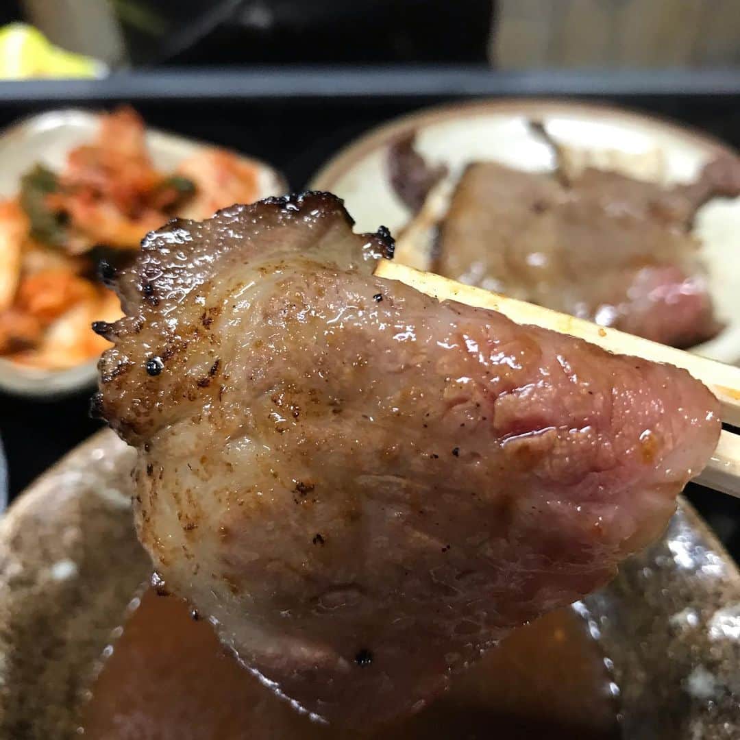 小谷あゆみさんのインスタグラム写真 - (小谷あゆみInstagram)「松阪牛食べにきた🐃 #松阪牛カルビ  #ひとり焼き肉デビュー  #一升びん平生町店  なんかここがいちばん古いらしい キムチおいしかった お隣もひとり焼き肉女子だった カウンターでひとり七厘なかなか楽しい」2月6日 9時56分 - vegeanaayu