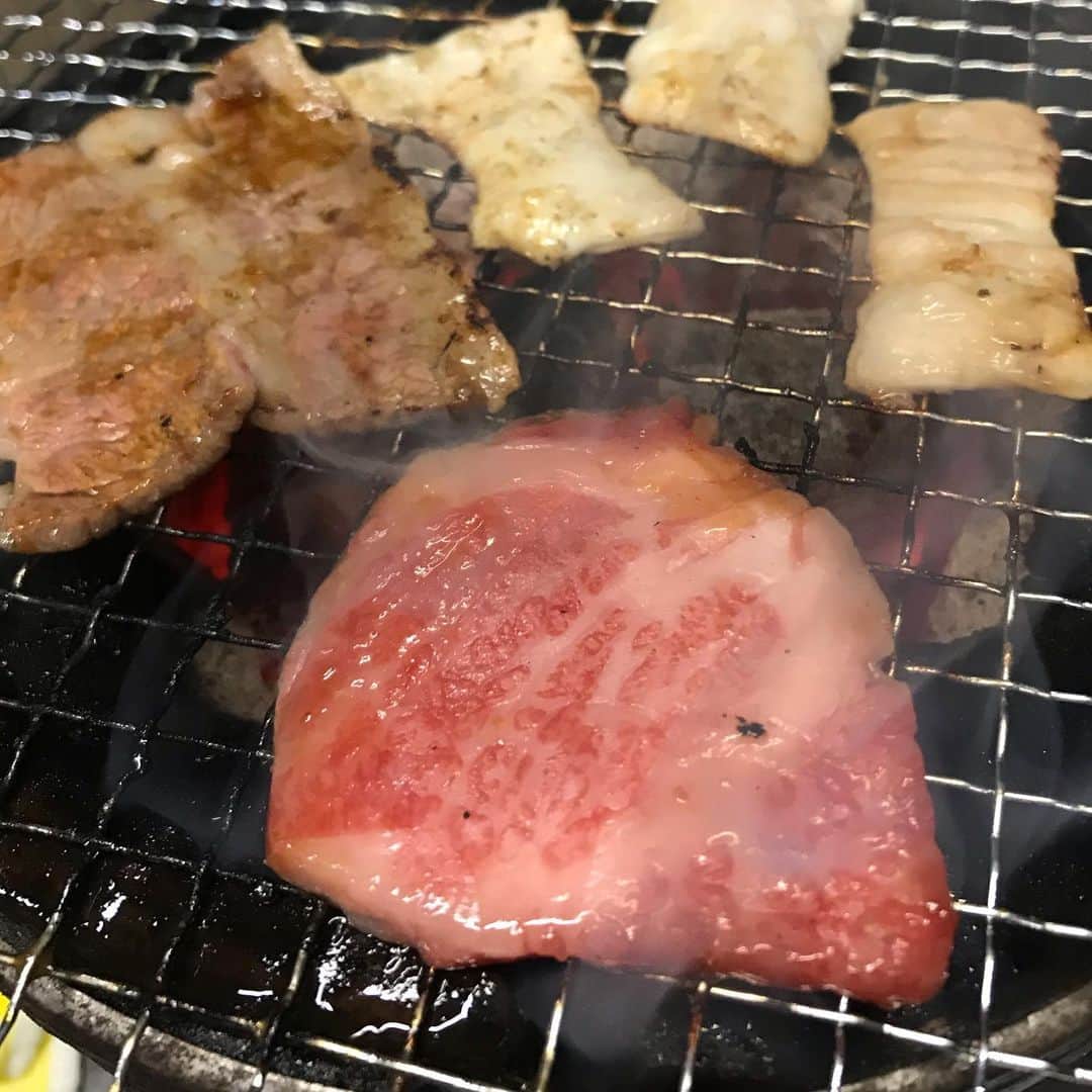 小谷あゆみさんのインスタグラム写真 - (小谷あゆみInstagram)「松阪牛食べにきた🐃 #松阪牛カルビ  #ひとり焼き肉デビュー  #一升びん平生町店  なんかここがいちばん古いらしい キムチおいしかった お隣もひとり焼き肉女子だった カウンターでひとり七厘なかなか楽しい」2月6日 9時56分 - vegeanaayu