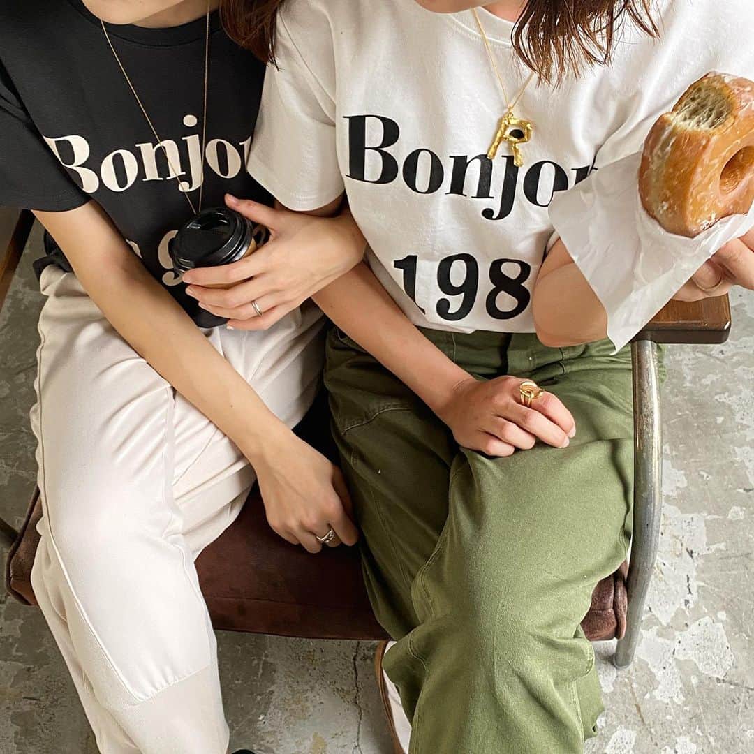 美生のインスタグラム：「#bonjour ﻿ 02.07 21:00- release﻿ ﻿ 今週金曜日﻿ 一斉発売のロゴTee♡﻿ どちらのカラーもめちゃ可愛い♡﻿ ﻿ お友達とのリンクもおすすめです🍩☕️﻿ ﻿」
