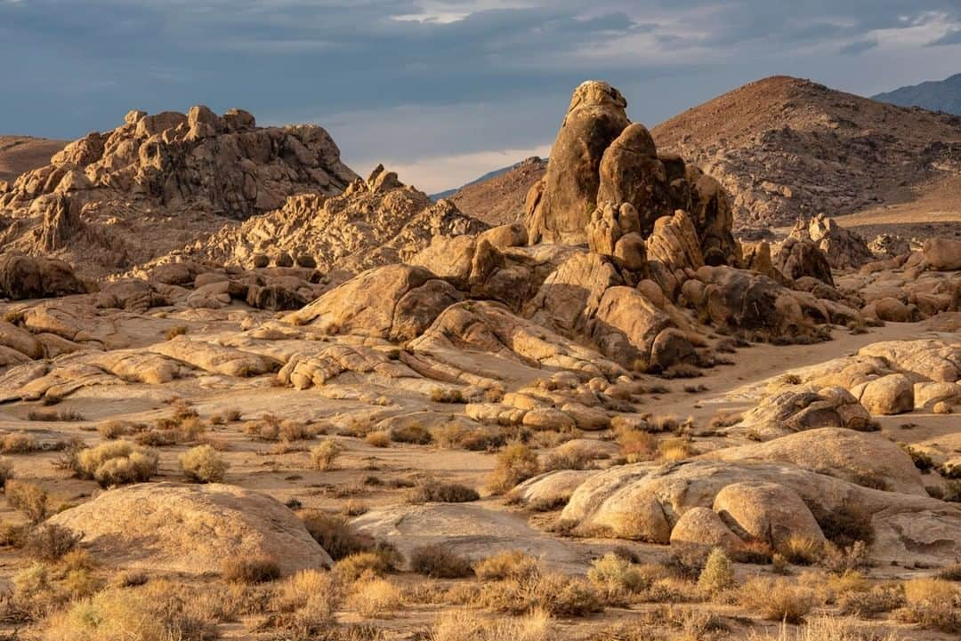 National Geographic Travelさんのインスタグラム写真 - (National Geographic TravelInstagram)「Photo by @KristaRossow | Alabama Hills is an area made up of surreal rounded rock formations in California's Eastern Sierra. I love discovering places on our planet that make me feel like I've been transported to Mars.  Follow me @KristaRossow for more images from our world. #California #EasternSierra #AlabamaHills」2月6日 10時05分 - natgeotravel