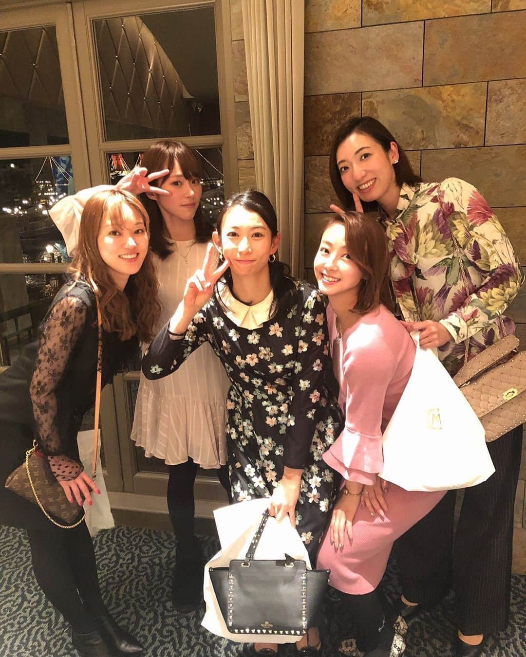 夢城えれんのインスタグラム：「同期に会えた🤗 退団して初めてあやちゃんとすみれに会えた🤗 突然会えると、本当うーれし🥰 夢の国ですよ❤️ .  #宝塚の同期」