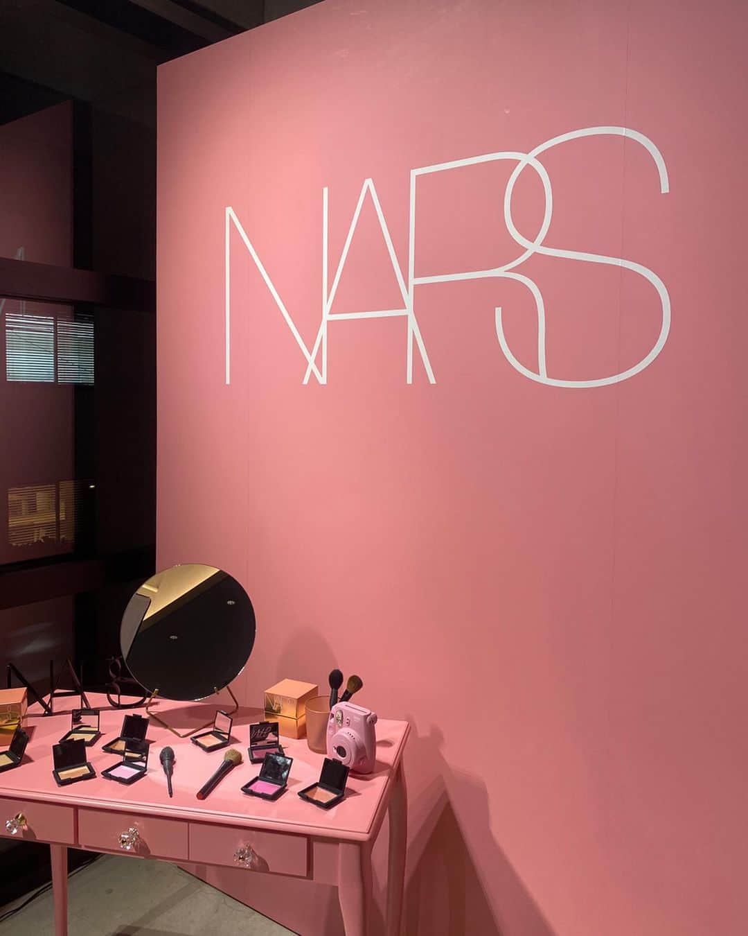 佐藤涼実さんのインスタグラム写真 - (佐藤涼実Instagram)「NARS @narsissist ﻿ 新作のチークとリップバーム﻿ 春らしい色味と質感。 ﻿ ティンティッドグローブースターはハイライト無しでも内側から溢れ出る艶。2182番をお持ち帰り❤️﻿ ﻿ #NARSブラッシュ#NARSissistJP」2月6日 10時29分 - suzumi_sato