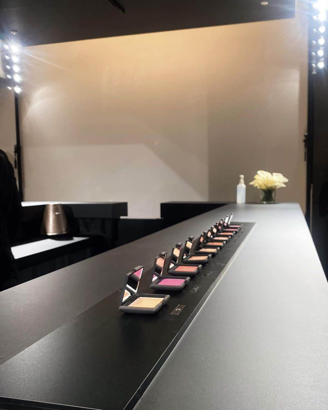 佐藤涼実さんのインスタグラム写真 - (佐藤涼実Instagram)「NARS @narsissist ﻿ 新作のチークとリップバーム﻿ 春らしい色味と質感。 ﻿ ティンティッドグローブースターはハイライト無しでも内側から溢れ出る艶。2182番をお持ち帰り❤️﻿ ﻿ #NARSブラッシュ#NARSissistJP」2月6日 10時29分 - suzumi_sato