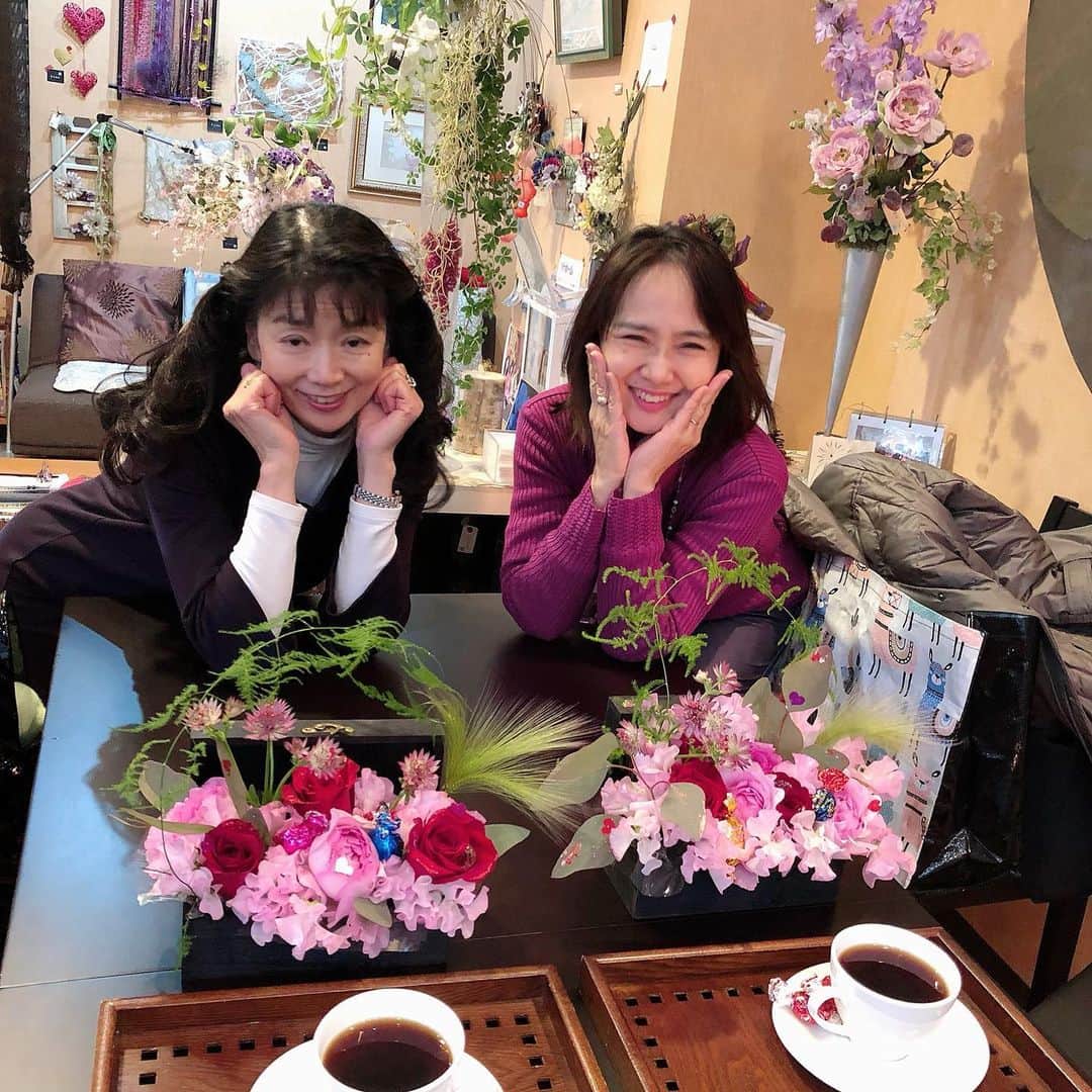 大津びわ子のインスタグラム：「KCクローバーの練習♫のあとは、今月のフラワーアレンジに。 バレンタイン❤️ お花のなかに、チョコ🍫とキャンディ🍬が❣️ #フラワーアレンジ #バレンタイン」