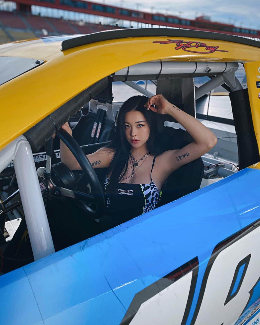 Emily Meiさんのインスタグラム写真 - (Emily MeiInstagram)「When ur phone autocorrects “omw” to “On my way!” 🏎💨 thank you @nascar for letting me drive when my friends don’t even believe in me enough to sit passenger HAHA (PS they said i was one of the best drivers today so u can trust me ok hehe)」2月6日 10時55分 - emily.ghoul