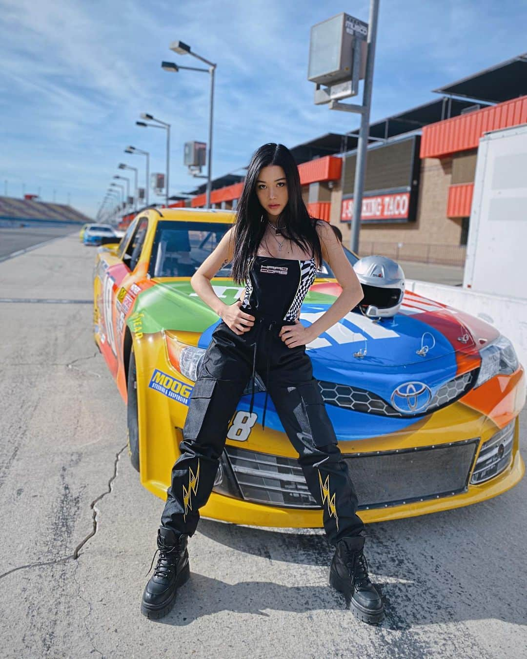 Emily Meiさんのインスタグラム写真 - (Emily MeiInstagram)「When ur phone autocorrects “omw” to “On my way!” 🏎💨 thank you @nascar for letting me drive when my friends don’t even believe in me enough to sit passenger HAHA (PS they said i was one of the best drivers today so u can trust me ok hehe)」2月6日 10時55分 - emily.ghoul