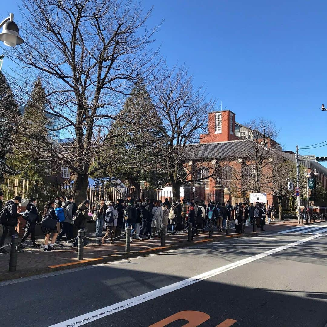 立教大学さんのインスタグラム写真 - (立教大学Instagram)「今日は入試初日。とても寒い日となりましたが、幸い快晴です。受験生の皆さん頑張ってください👍🏻 entrance examination  #入試 #entranceexam #rikkyo #rikkyouniversity #ikebukuro #池袋キャンパス #立教 #立教大学 #ソテツ ##cycad #coregraphy #photography #ファインダー越しの私の世界ㅤ」2月6日 10時47分 - rikkyouniv