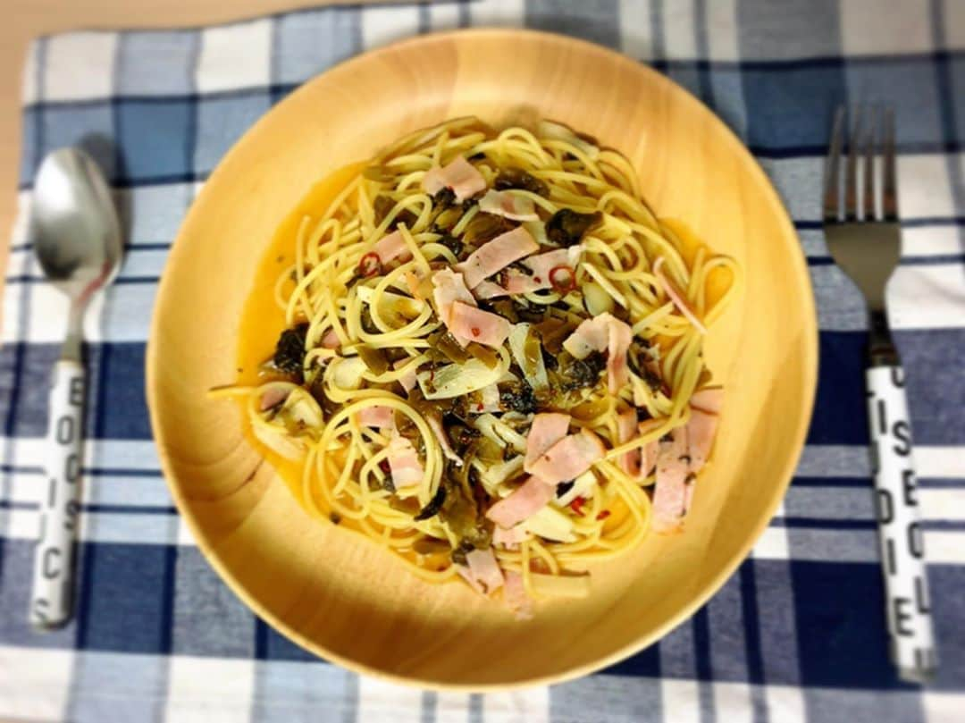 藤堂静華さんのインスタグラム写真 - (藤堂静華Instagram)「_ . 和風パスタ🍝作ったよん♫💖 . フライパンでパスタ茹でて少し茹で汁残したまま にんにく、ベーコン、高菜を入れます。 味付けはコンソメと塩コショウ、鷹の爪のみ⭐️ . めっちゃ簡単だから是非お試しあれ😋💖🙌🏻 . #自炊#藤堂飯#ちゃま飯#料理#パスタ #料理できなさそうって言われる#できるし」2月6日 10時48分 - shizuka___official