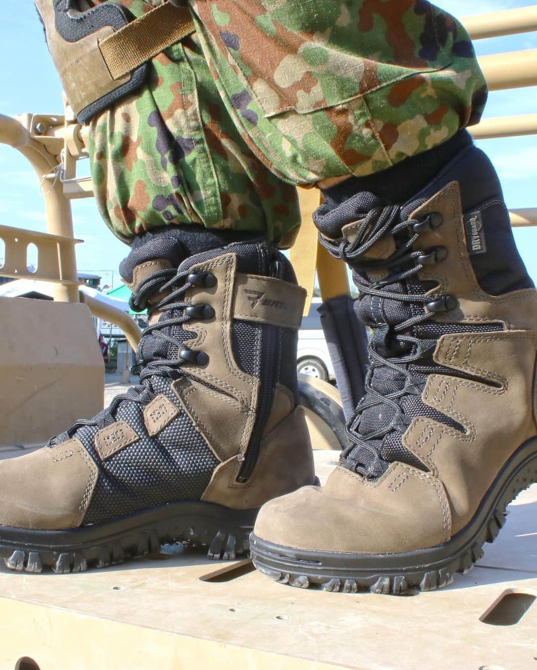 みりどる乙夜さんのインスタグラム写真 - (みりどる乙夜Instagram)「BATES Tactical Boots OPS10 Combat olive 【掲載】SATマガジン2019年11月号 中田商店×乙夜 こっちの色も素敵❤️ #tacticalboots #tacticalgear #tactical #boots #batestacticalboots #bates #combatboots #combat #military #militaryboots #milspec #militarywomen #polaris #polarismrzr #mrzr #arcteryxleaf #jgsdf #army #actionactress #training #crossblade #essjapan #ミリタリー #ブーツ #半長靴 #タクティカル #雑誌 #ミリドル #乙夜」2月6日 10時53分 - itsuya_miridoru