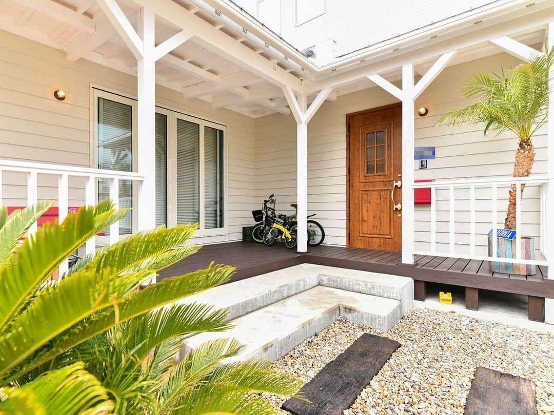 無垢 スタイルの注文住宅あめりか屋さんのインスタグラム写真 - (無垢 スタイルの注文住宅あめりか屋Instagram)「. ﻿ ﻿ #カバードポーチ がカッコいい#ビーチハウス 🌴﻿ ﻿ #アメリカンスタイル の帰るのが楽しくなる﻿ ﻿ #遊び心のある家  になりました🏖﻿ ﻿ #カッコいい家 #外観デザイン﻿ ﻿ ﻿ -　-　-　-　-　-　-﻿ 他の施工事例⇒ @amerikayaarchitecture﻿ -　-　-　-　-　-　- ﻿ ﻿ #あめりか屋 は#カリフォルニアハウス や#サーファーズハウス のような#アメリカンハウス  から、#無垢材 をつかった#木の家 といった #かっこいい家 や#かわいい家 の#デザイン住宅 を建てています。 ﻿ ﻿ #新築 の#注文住宅 から大規模な #リノべーション 、#リフォーム 、ちょっとしたおうちの修繕までお任せください🏋️﻿ ﻿ 福井県 #敦賀 の事務所から車で60分以内の、#敦賀市 #美浜町 #若狭町 #小浜市 #長浜市 #高島市  が基本的な施工エリアです👯‍♂️﻿ ﻿ 昭和26年創業と長い歴史を持つ#工務店 で、高性能で適正な価格の#家づくり をしていますし、家を建てて売ることが仕事ではなく、お客様ご家族の #豊かな暮らし を支えることを仕事としてやってます😀﻿ ﻿ まずは資料請求からどうぞ～💬﻿ ﻿ DM、ホームページの資料請求ページ、お電話（TEL 0770-22-0577）にてお気軽にお問い合わせくださいね～📱﻿ ﻿ -　-　-　-　-　-　-﻿ 他の施工事例⇒ @amerikayaarchitecture﻿ -　-　-　-　-　-　- ﻿ ﻿ なお管理人は @hidekazu_shinohara という愉快な社長です（笑）一緒に #マイホーム計画 しましょう🎵」2月6日 10時53分 - amerikayaarchitecture