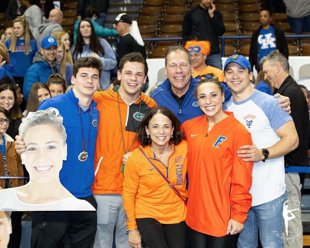 アメリア・ハンドレイさんのインスタグラム写真 - (アメリア・ハンドレイInstagram)「A rare sighting of all 6 Hundley’s in the same place at the same time 😎 #gogators」2月6日 10時58分 - ahundley2016