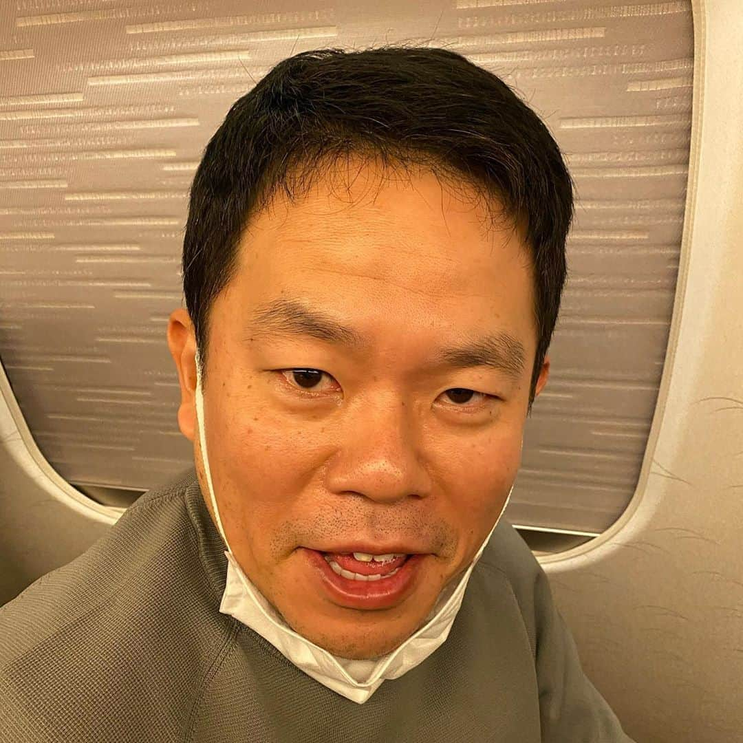 東野幸治さんのインスタグラム写真 - (東野幸治Instagram)「フォロワーの皆さんに報告です。ダイアンの津田さんを新幹線で発見しました！ スマホをガン見してました。 おそらく無料エロ動画を観ていたものと思われます。」2月6日 11時05分 - higashinodesu