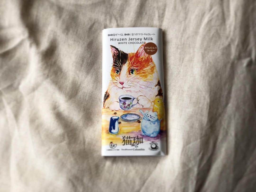 甲斐みのりさんのインスタグラム写真 - (甲斐みのりInstagram)「岡山のカフェインレスコーヒー専門店のチョコレート。 売り上げの一部は犬猫の殺処分ゼロの社会を目指す「どうぶつ基金」に寄付されるそう。  #菓子菓子菓子 #ビドビドビド」2月6日 11時08分 - minori_loule