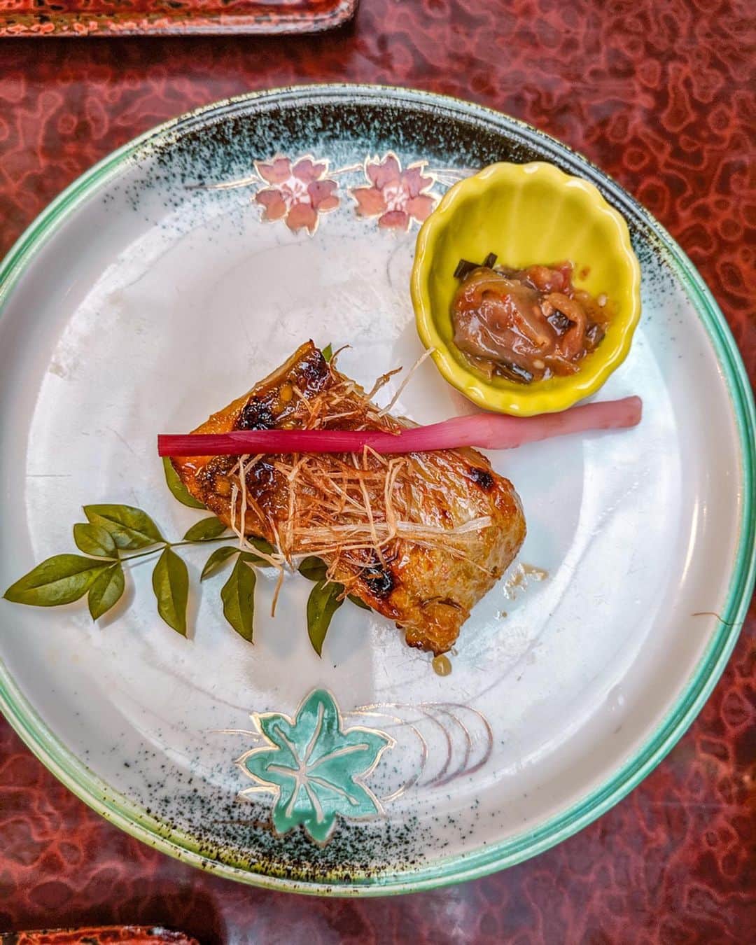yeNahさんのインスタグラム写真 - (yeNahInstagram)「おはようございます🤍﻿ ﻿ 福岡一泊目の晩ご飯🍱🤤﻿ 雰囲気も良くてどれも美味しくて日本酒が進むすすむ🍶﻿ 海鮮大好きなママにも食べさせたいーー🤢﻿‼︎ 座敷もあって子連れOK🙆🏻‍♀会長は泳いでるお魚さん達をみて喜んでた💘﻿ ﻿ ﻿ ﻿ 🧚🏼‍♀️edited with @haneypresets #haneypresets﻿」2月6日 11時08分 - haney8859