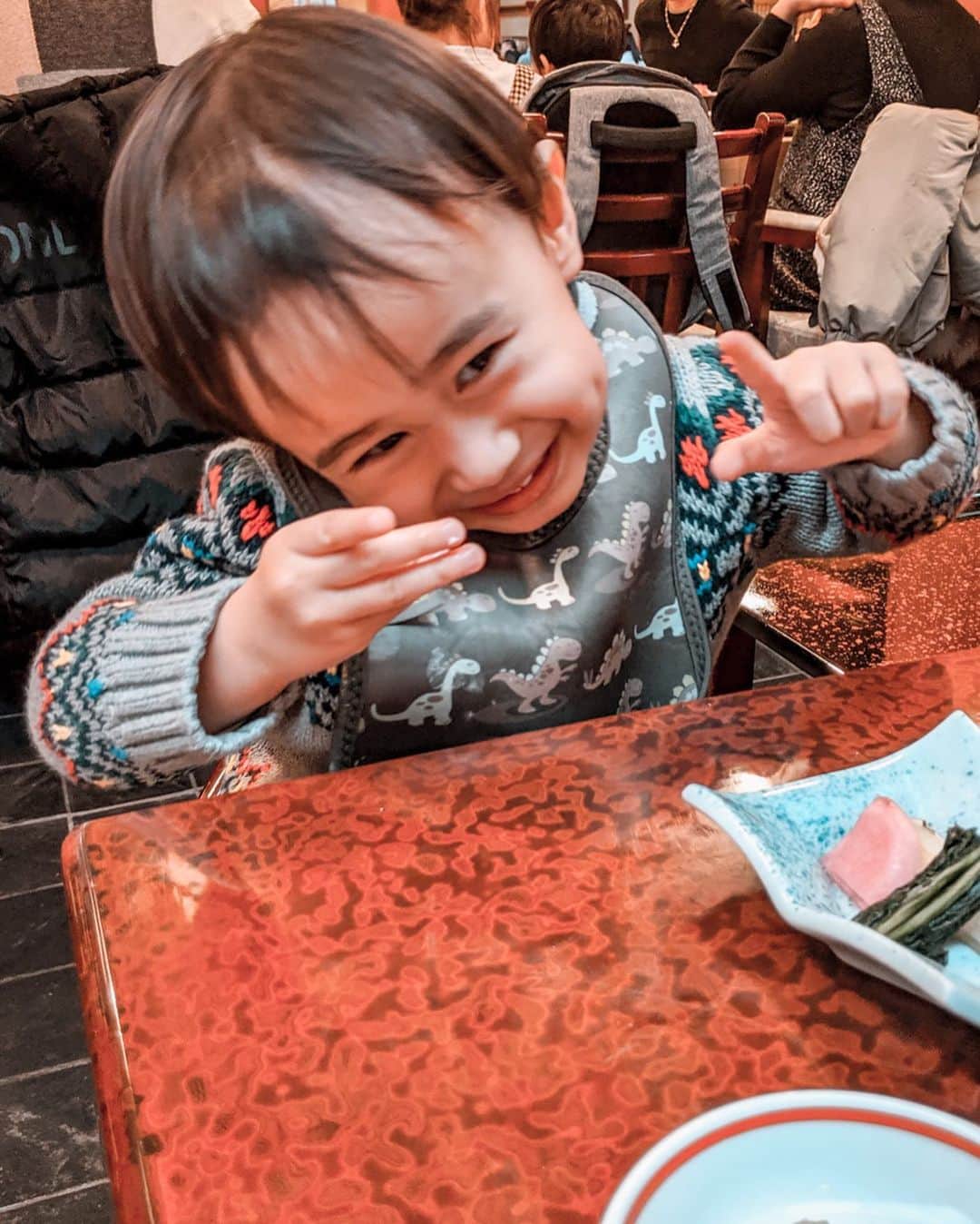 yeNahさんのインスタグラム写真 - (yeNahInstagram)「おはようございます🤍﻿ ﻿ 福岡一泊目の晩ご飯🍱🤤﻿ 雰囲気も良くてどれも美味しくて日本酒が進むすすむ🍶﻿ 海鮮大好きなママにも食べさせたいーー🤢﻿‼︎ 座敷もあって子連れOK🙆🏻‍♀会長は泳いでるお魚さん達をみて喜んでた💘﻿ ﻿ ﻿ ﻿ 🧚🏼‍♀️edited with @haneypresets #haneypresets﻿」2月6日 11時08分 - haney8859