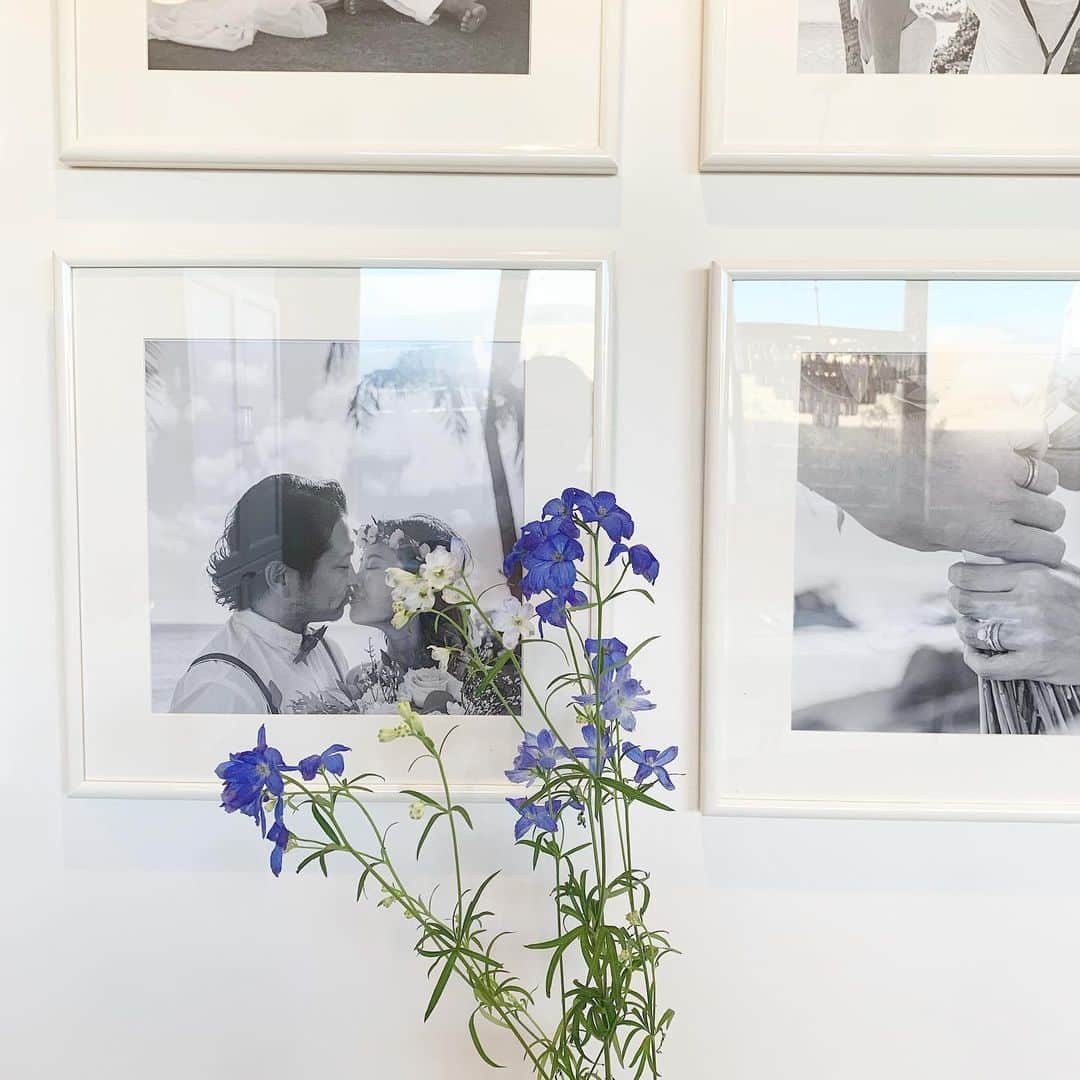 工藤万季さんのインスタグラム写真 - (工藤万季Instagram)「愛する彼との写真と愛する娘が選んでくれたブルーのお花。 マグ美ちゃんはブルーがダイスキ。 女の子にはピンクがいいね〜ていう概念は手放せた。 せーの。にっ👉😁👈♥️」2月6日 11時09分 - makikudooo
