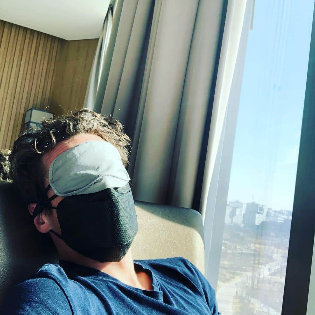 シャルリ・ビロドーのインスタグラム：「Sieste d’après-midi en Asie! 🇰🇷 #coronavirus」