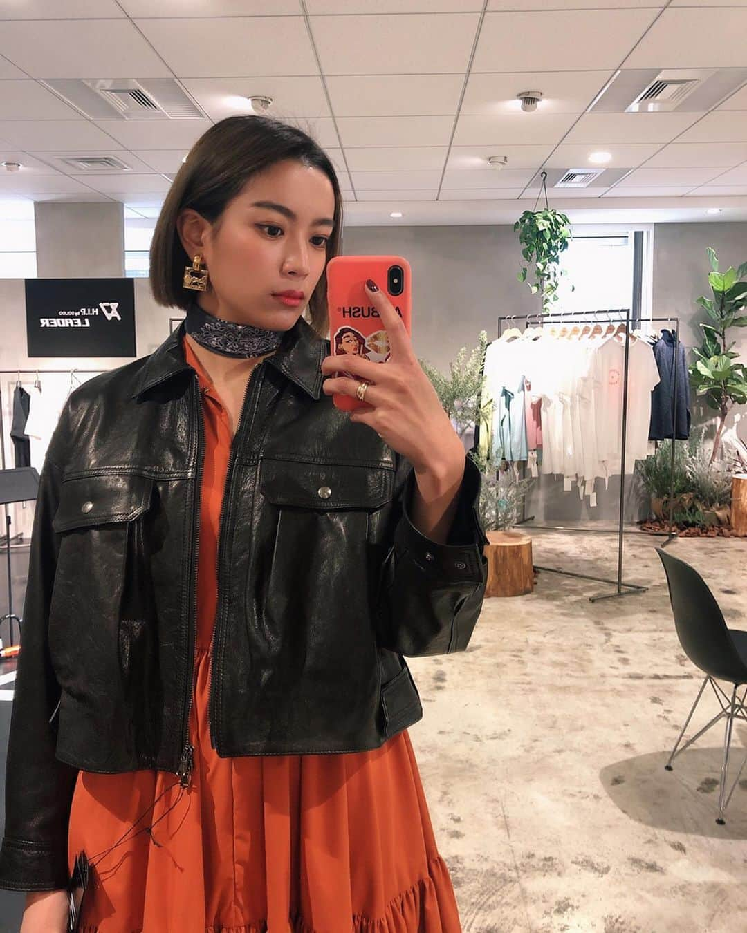 平アスカさんのインスタグラム写真 - (平アスカInstagram)「. @lildor_official のドレスに MUSHER のこのライダースがかっこよすぎた。🧡🖤 スカーフ巻きはお友達の真似😝 #MUSHER #lildor #リルダール」2月6日 11時19分 - asucataira