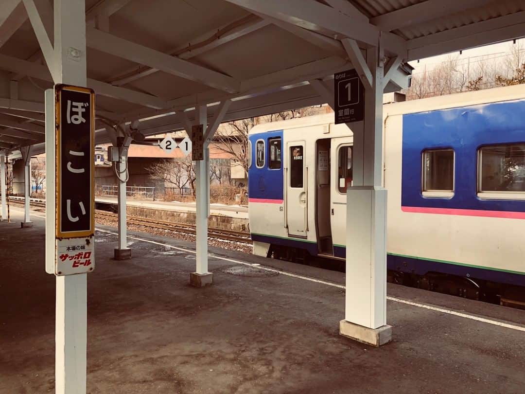 市川紗椰さんのインスタグラム写真 - (市川紗椰Instagram)「室蘭本線の母恋駅で途中下車。まさかの日高本線カラーのキハ40系に遭遇し、胸が高鳴る。﻿ ﻿ #北海道 #鉄道 #鉄道写真 #鉄道のある風景 #室蘭 #室蘭本線 #日高本線﻿ #市川紗椰」2月6日 11時30分 - sayaichikawa.official