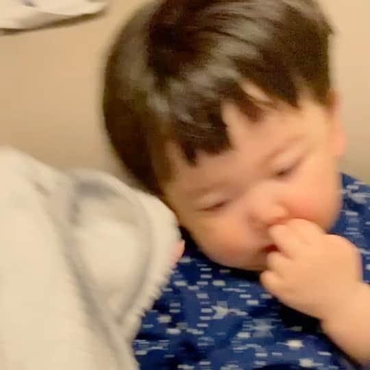 山西章博のインスタグラム：「ベストを着るのが嫌みたい。そんなに嫌かね？ #赤ちゃん #嫡男 #せがれ #ベスト着たくない #そんなに嫌かね  #マメ連発 #ダメの事 #スーパーマメマメモード突入 #耳だけ似てる #耳以外も似て来た #これ以上似るな #ママリ#パパリ#ベビフル#ベビリトル#コドモノ#mamanoko#コノビー#mamanokoカメラ部#mamanokoギフトキャンペーン#コドモダカラ」