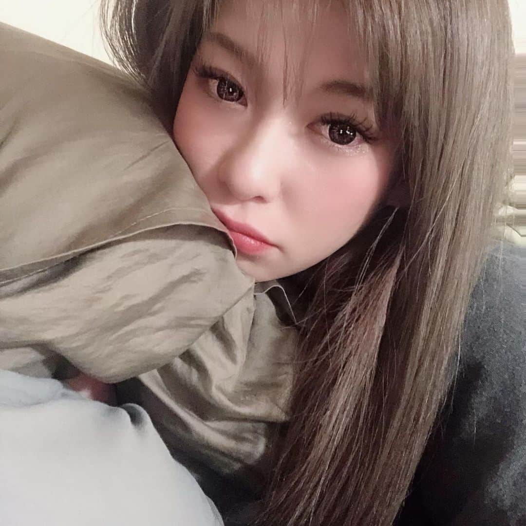 長谷川唯のインスタグラム：「・ ・ おはよよー💗ベッドが大好き人間👍🏻✨眠い顔を見て😂ってことでお昼寝しよーっと🥱🧡 ・ ・ #ねむねむ #趣味は昼寝 #特技は二度寝 #today #今日も幸せ」