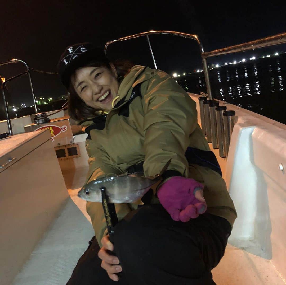 彼方茜香さんのインスタグラム写真 - (彼方茜香Instagram)「じーてぃー♥ メッキだけどね。 膝の上に乗せたらGT釣ったって言っていいんかなー思って。 #憧れのジャイアントトレバリー #アジング行きたい #釣り行きたい #フィッシングショー間もなくやね #2月8日会いましょう #tictブース #アジングタックル見よう #餌木猿 #iriefishingclub #コラボが凄い」2月6日 11時38分 - serikaochikata