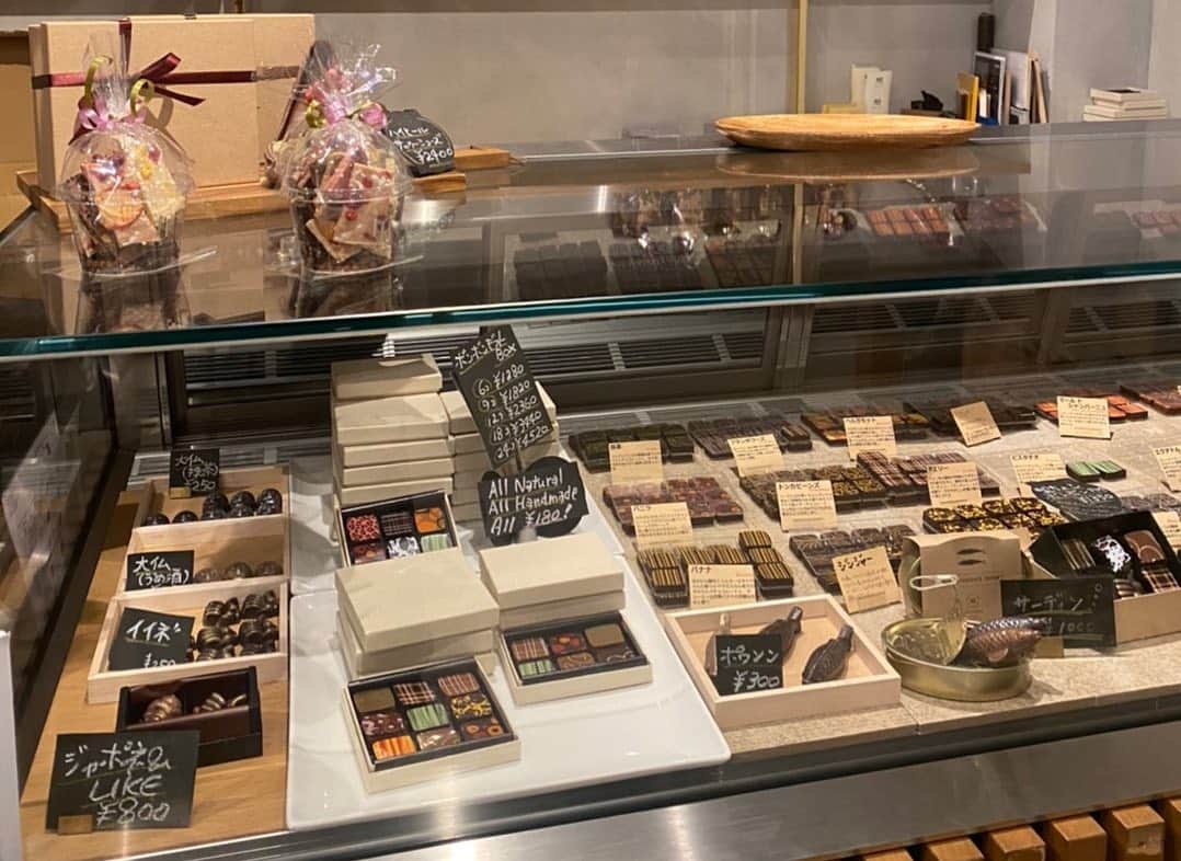 ボートレース宮島さんのインスタグラム写真 - (ボートレース宮島Instagram)「． marco chocolaterie（マルコショコラトリー）😋 ． marco chocolaterieは、広島市西区にあるチョコレートの専門店🍫 チョコレートの甘い香りが広がる店内には、ボンボンショコラ、大仏・ロボット型のチョコレートや、チョコレートに合うコーヒーまで、たくさんの種類が並んでいます🍫✨ ． 店内で特に目を引くのが人気のクランブルショコラ👀✨ ザクザク食感のチョコレートにナッツやドライフルーツが敷き詰められた色とりどりのチョコレート たくさんの種類がありますが、量り売りなので色んな種類を楽しむことができます🤗 ． 今の時期はバレンタインの贈り物にぴったりです🎁 ぜひチェックしてみてくださいね🎶 ． ． #ボートレース宮島 #ボートレース #boatrace #モンタ  #marcochocolaterie #マルコショコラトリー #マルコチョコ #クランブルショコラ #バレンタイン #チョコレート #広島チョコレート #広島お菓子 #広島」2月6日 11時31分 - boatrace_miyajima