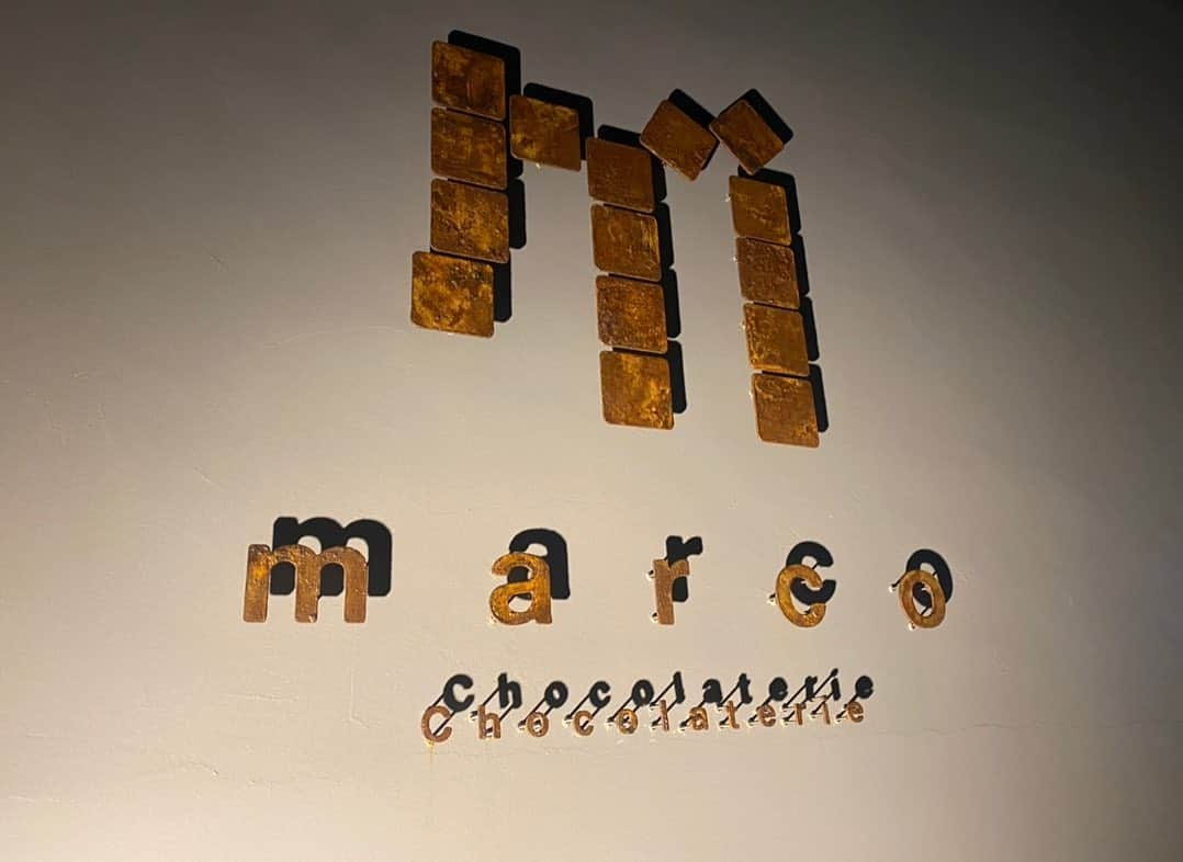 ボートレース宮島さんのインスタグラム写真 - (ボートレース宮島Instagram)「． marco chocolaterie（マルコショコラトリー）😋 ． marco chocolaterieは、広島市西区にあるチョコレートの専門店🍫 チョコレートの甘い香りが広がる店内には、ボンボンショコラ、大仏・ロボット型のチョコレートや、チョコレートに合うコーヒーまで、たくさんの種類が並んでいます🍫✨ ． 店内で特に目を引くのが人気のクランブルショコラ👀✨ ザクザク食感のチョコレートにナッツやドライフルーツが敷き詰められた色とりどりのチョコレート たくさんの種類がありますが、量り売りなので色んな種類を楽しむことができます🤗 ． 今の時期はバレンタインの贈り物にぴったりです🎁 ぜひチェックしてみてくださいね🎶 ． ． #ボートレース宮島 #ボートレース #boatrace #モンタ  #marcochocolaterie #マルコショコラトリー #マルコチョコ #クランブルショコラ #バレンタイン #チョコレート #広島チョコレート #広島お菓子 #広島」2月6日 11時31分 - boatrace_miyajima