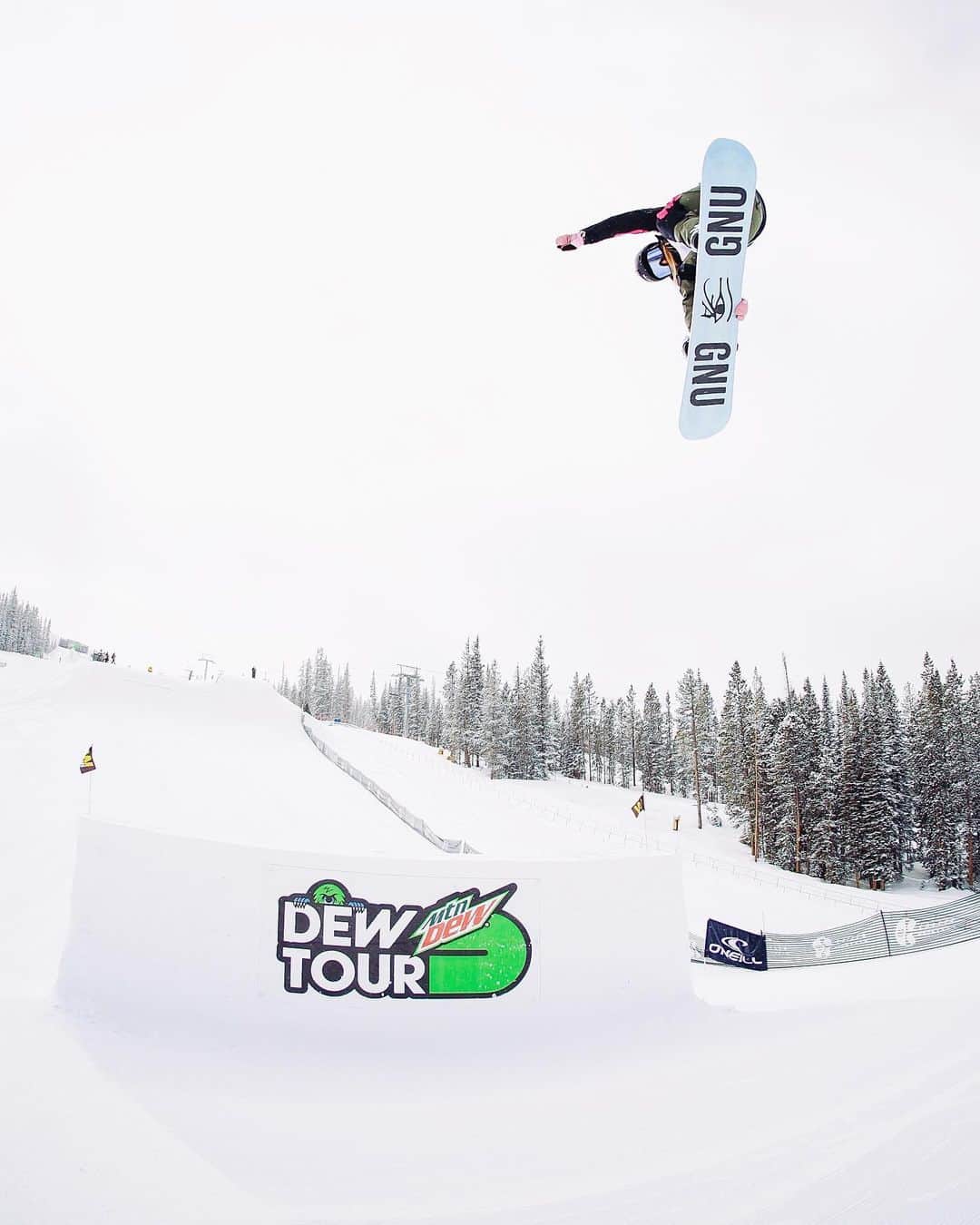 ジェイミー・アンダーソンのインスタグラム：「Back in Colorado for the @dewtour ❄️❄️❄️」