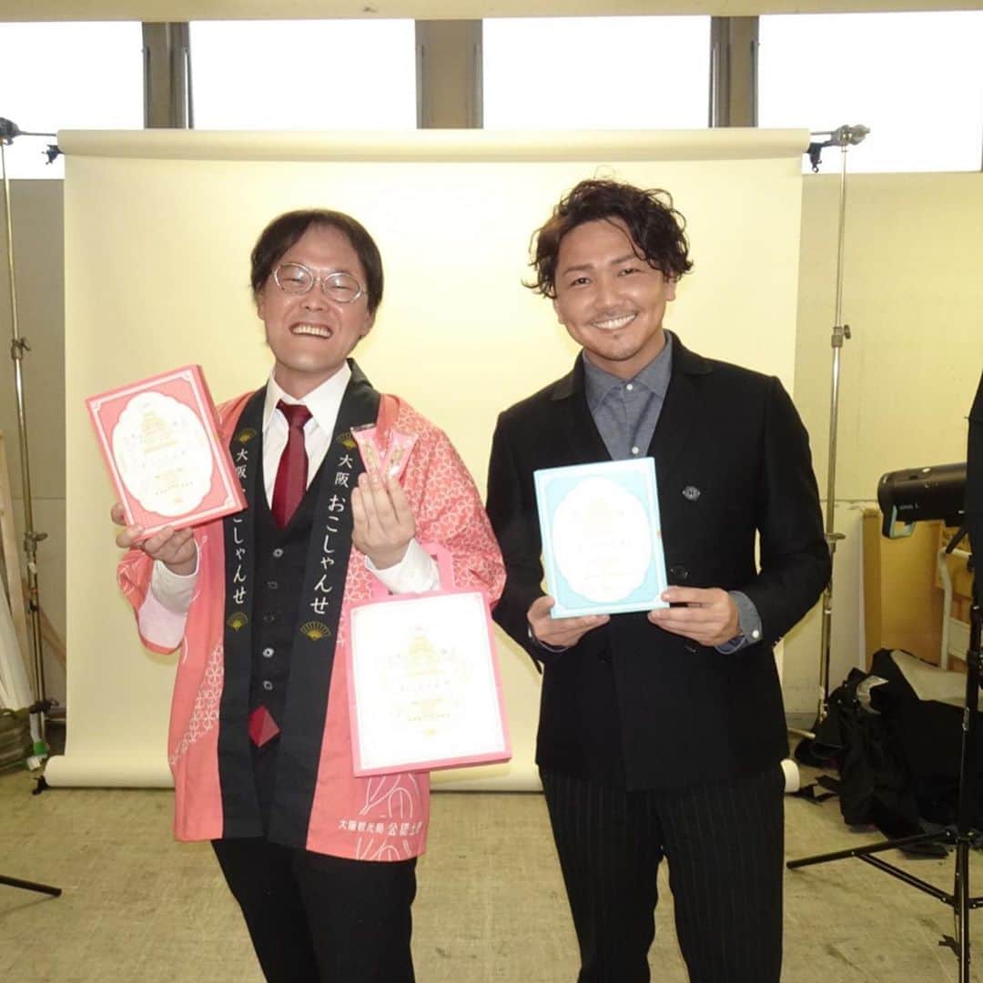 嵜本将光 のインスタグラム：「協賛させて頂きました、よしもと男前ブサイクランキングでダントツでブサイクNo.1に選ばれたアインシュタインの稲田さんと商品のPR撮影😁✨ 本当に楽しい撮影でした。 ・ ・ ・ ・ #よしもと　#よしもと男前ブサイクランキング2019 #アインシュタイン　#アインシュタイン稲田  #大阪おこしゃんせ　#高級食パン嵜本　#焼きたてチーズタルト専門店pablo #TAPICHI」
