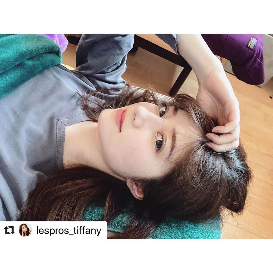 共立美容外科・歯科・皮膚科さんのインスタグラム写真 - (共立美容外科・歯科・皮膚科Instagram)「ありがとうございました💓 またお待ちしてます😉 #Repost @lespros_tiffany ・・・ . 少し長くなりますが、お肌の事。 先日初めて、共立美容外科 ( @kyoritsu_biyo ) で ダーマペン4という施術を受けました！ 最近人気の施術のようで、興味のある方も沢山いるかと 思うので、私なりの施術リポートを📝 . ちなみにダーマペンというのは、肌トラブルが起きている 部分に極細の針を刺すことで、肌の再生能力を活性化させ、 本来の肌の状態に戻していく美肌再生治療です。 ニキビ跡や肌の凹凸、傷痕、小じわ、毛穴の開き、 肌のキメなどに効果があります😊 . 今は大分落ち着いてきたのですが長年肌荒れに悩まされ、 その代償としてニキビ跡が残ってしまったため、 今回この施術を受けることにしました🙏🏻 . 無数の針を顔に刺すなんて！怖いし痛そう😱って 当日までビクビクだったんですが、麻酔クリームを 塗ってから施術を受けるので全然大丈夫でした👍🏻 . それより施術後の顔の火照り、ジリジリ感が思ったより あったのでびっくりしたかな🤭でも自宅に帰り、専用の 美容液を塗り、保冷剤で冷やしていたら数時間で赤みは 大分落ち着きました。２日目になると火照りはなくなり、 少し肌がカザカザしてむず痒い感じが。 蚊に刺されのような赤くかぶれたような所も数ヶ所。 ３日目はさらに皮膚表面がザラザラして皮向け始まる。 化粧のりもよくないです😣でも４日目以降から徐々に ザラザラ感がなくなり、肌表面が滑らかになり肌質の 変化を実感。肌は大体１週間ほどで安定してきて、毛穴も 小さくなった気が✨そして肌のトーンが明るくなりました！ 跡は1回で全て治すことはできないけれど、着実に薄くは なってきているのであと2回続けてみようと思います😊💓 . 多少のダウンタイムはありますが、コンプレックスが 改善されると思えば全然苦じゃないっ🙏🏻 また今月か来月引き続き受けに行こうと思ってます👍🏻 . 同じようにお肌のことで悩んでいる方に少しでも参考に なれば嬉しいです。一緒に肌活頑張りましょ！！😊🌟 . #共立美容外科 #渋谷院 #モデル #タレント #ティファニー春香 #芸能人御用達 #ダーマペン #prp #acr #皮膚再生 #美肌 #ニキビ跡改善 #凸凹肌 #ハリ #艶 #ツヤ肌 #毛穴改善 #小じわ改善 #超美肌 #若返り #ヴァンパイアフェイシャル」2月6日 11時44分 - kyoritsu_biyo